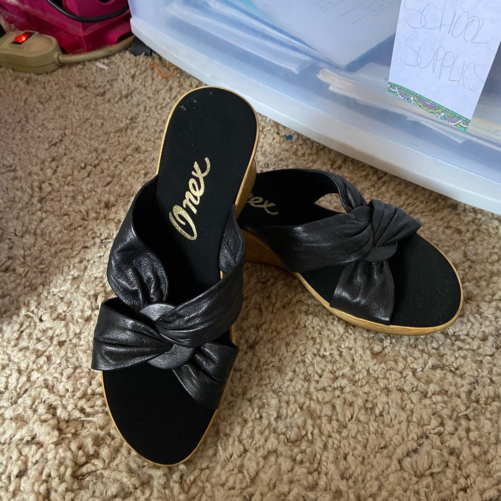 NWOT Onex puffy black sandals